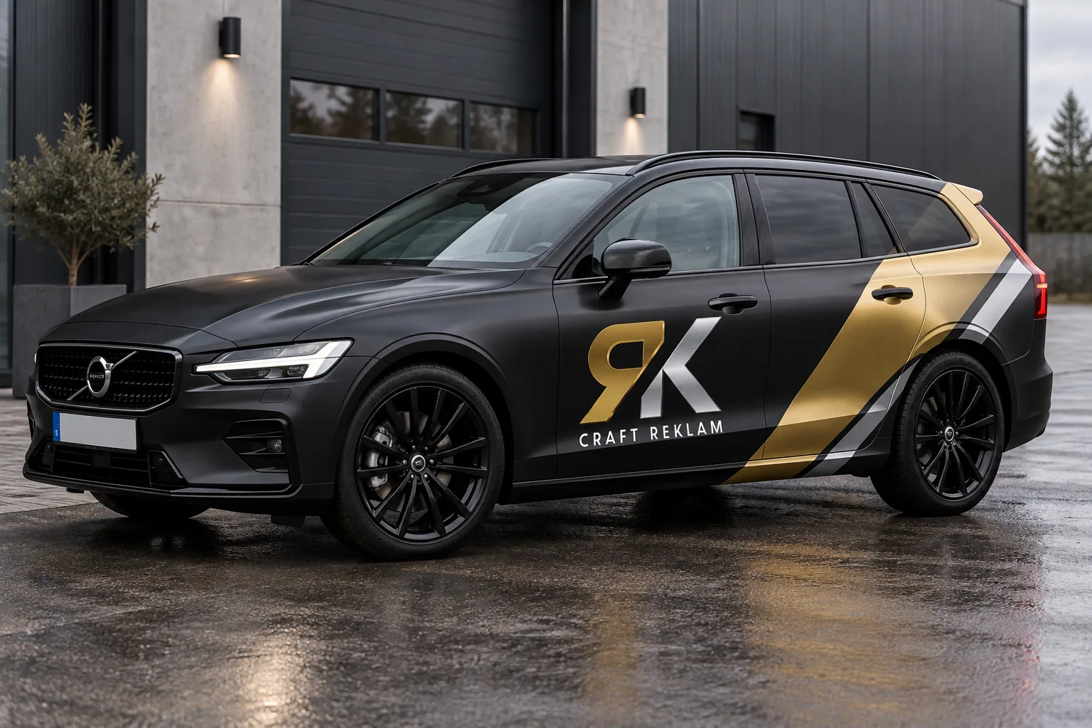 Designkoncept: satinsvart herrgårdsvagn folierad med RK-dekor i guld och silver