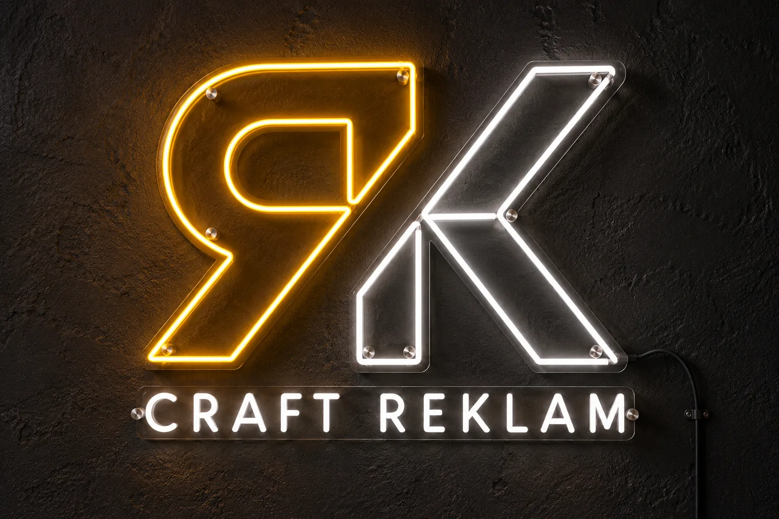 Designkoncept: RK-neonskylt i guld och vitt på en mörk, strukturerad vägg